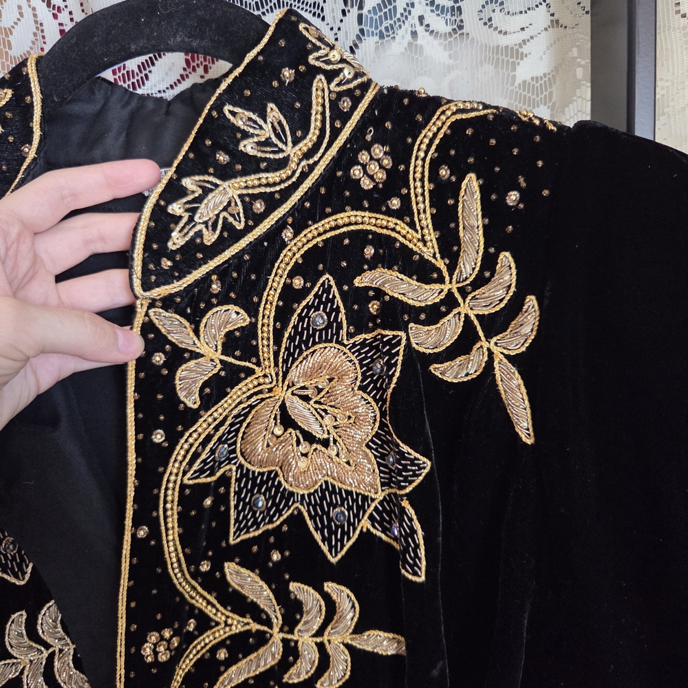 Vintage 40s Black 100% Silk Velvet Coat/kaftan with Gold Embroidery - Picture 4 of 8